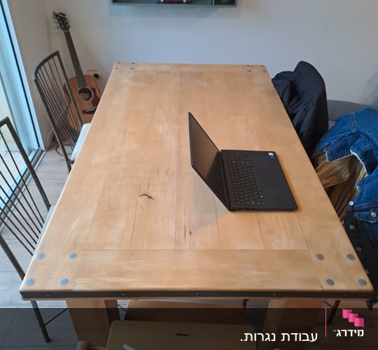 שולחן עץ עם מחשב נייד בחדר עבודה
